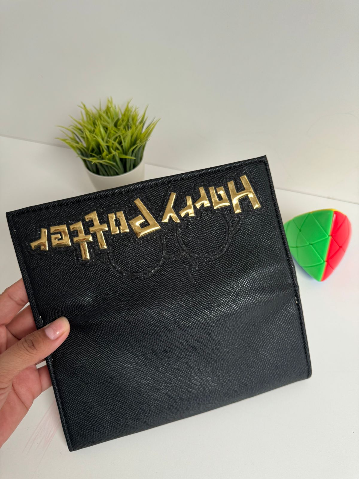 Cartera negra Harry Potter letras doradas - Maurez Bags