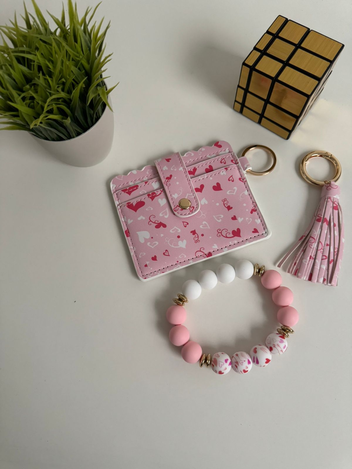 Set tarjetero + pulsera + llavero rosa corazocitos - Maurez Bags