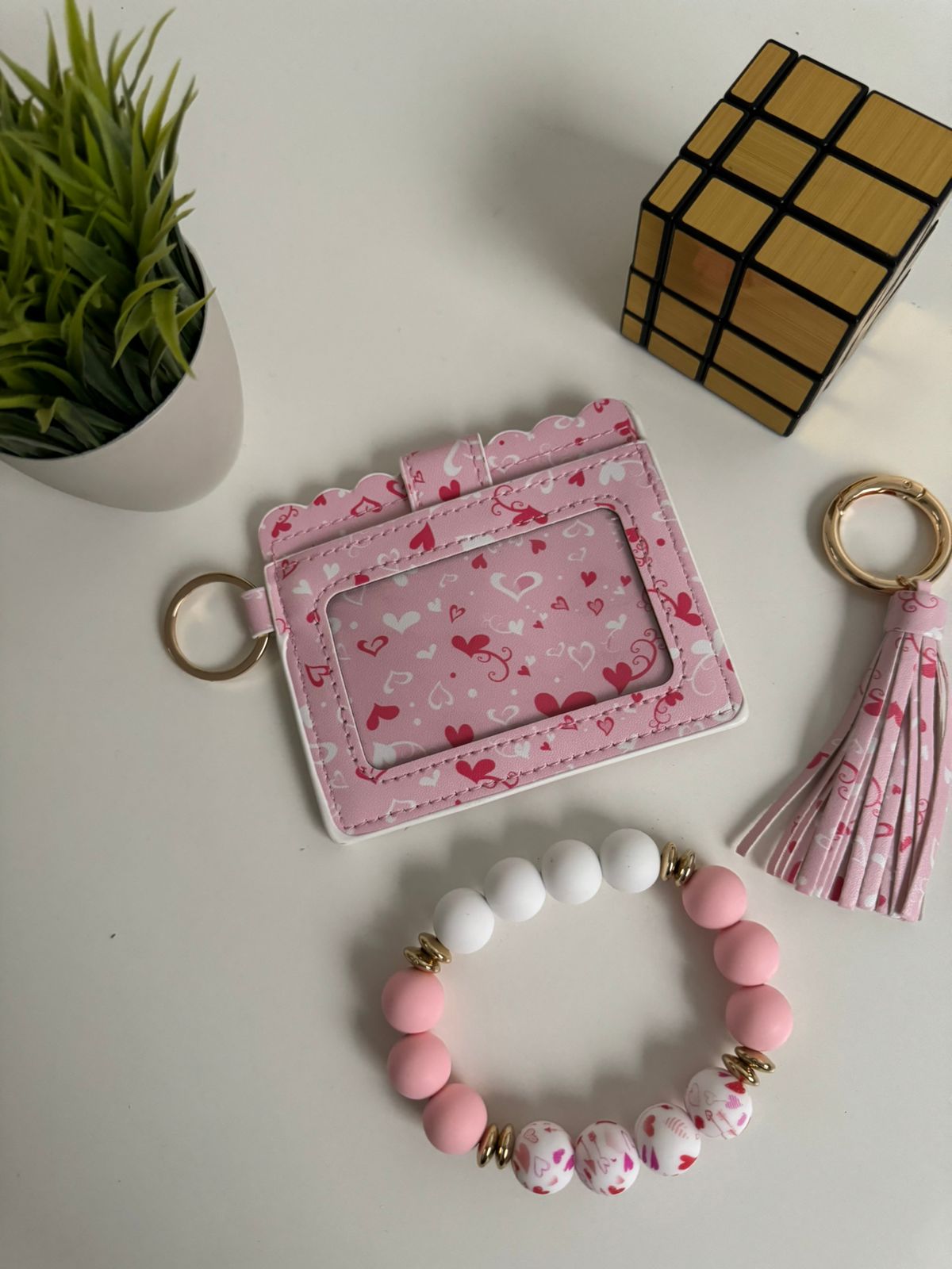 Set tarjetero + pulsera + llavero rosa corazocitos - Maurez Bags