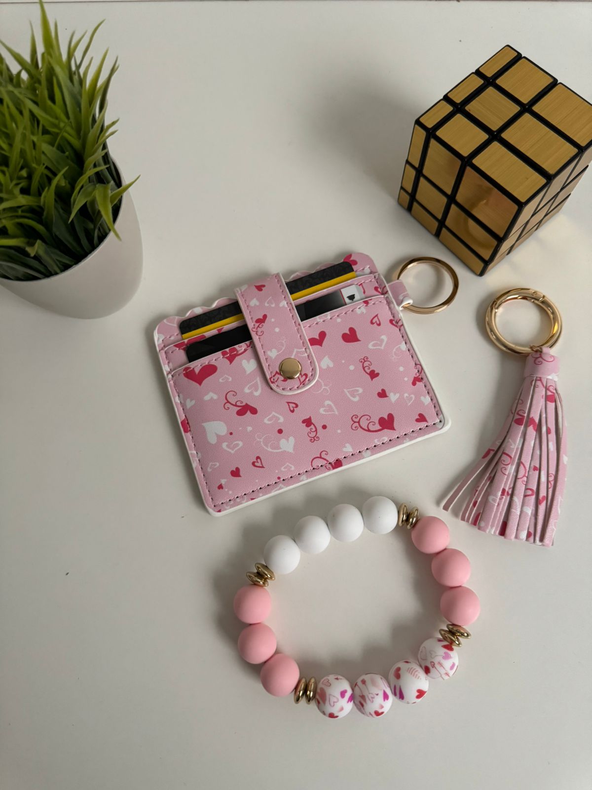 Set tarjetero + pulsera + llavero rosa corazocitos - Maurez Bags